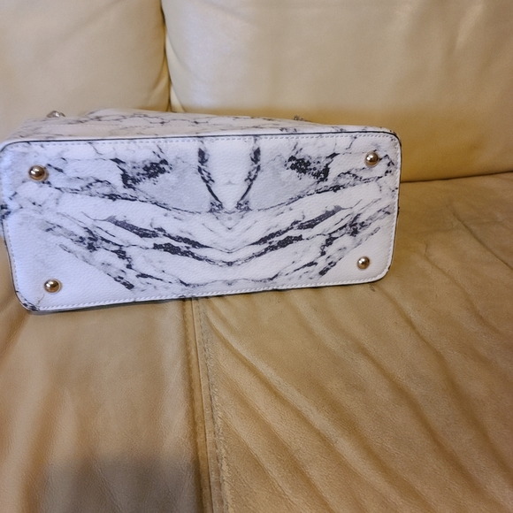 🛑SOLD🛑Guess satchel - Picture 4 of 5